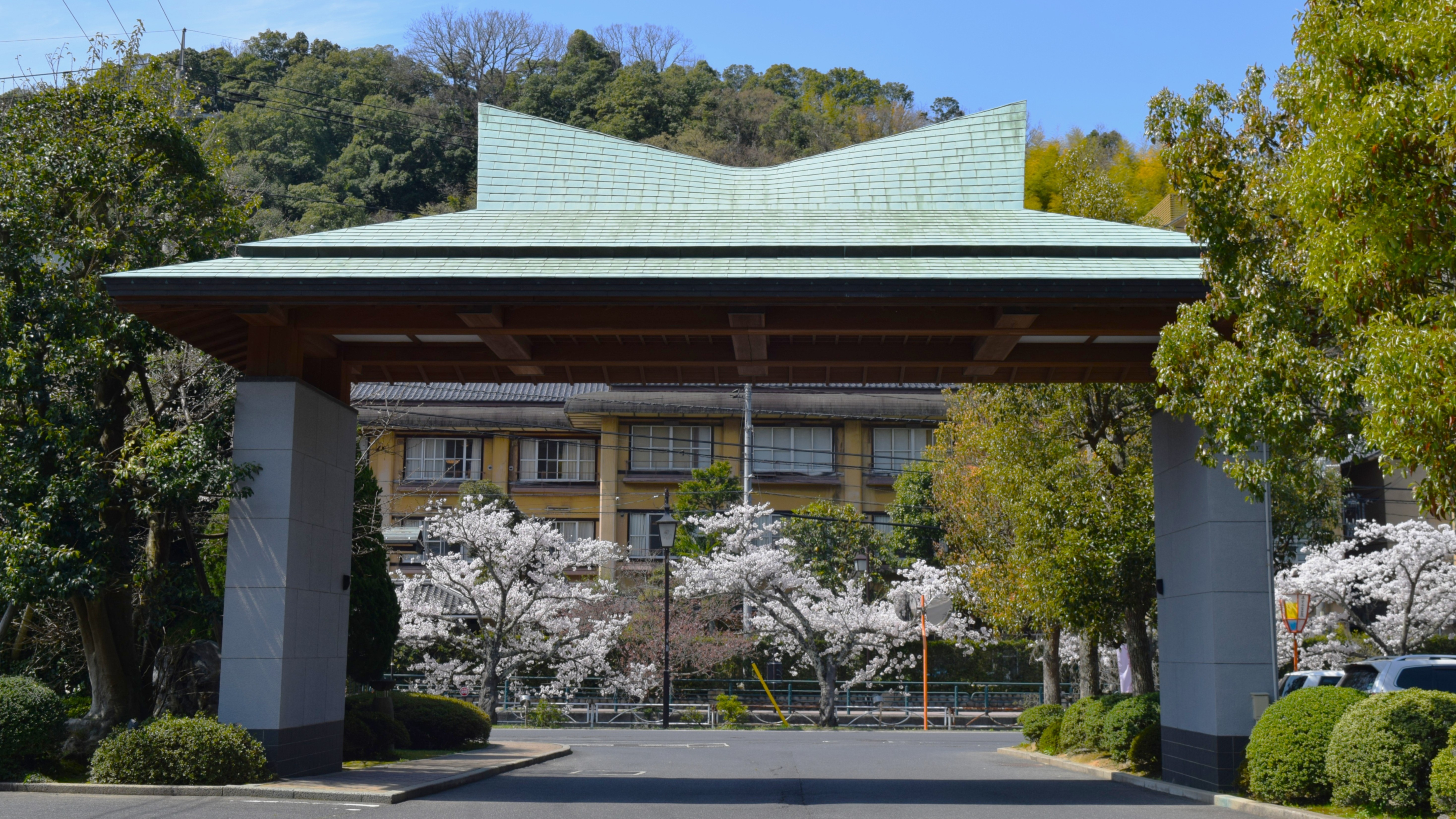 出雲大社をモチーフにした駐車場入口ゲート