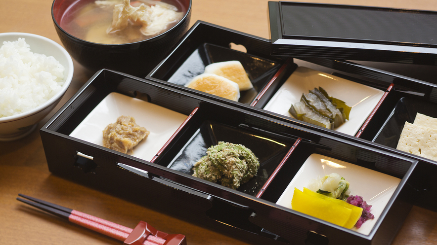 【一泊朝食】富山の旬の味覚をつめこんだ「ほっこり健康和食膳♪」気軽に宇奈月温泉を楽しむ