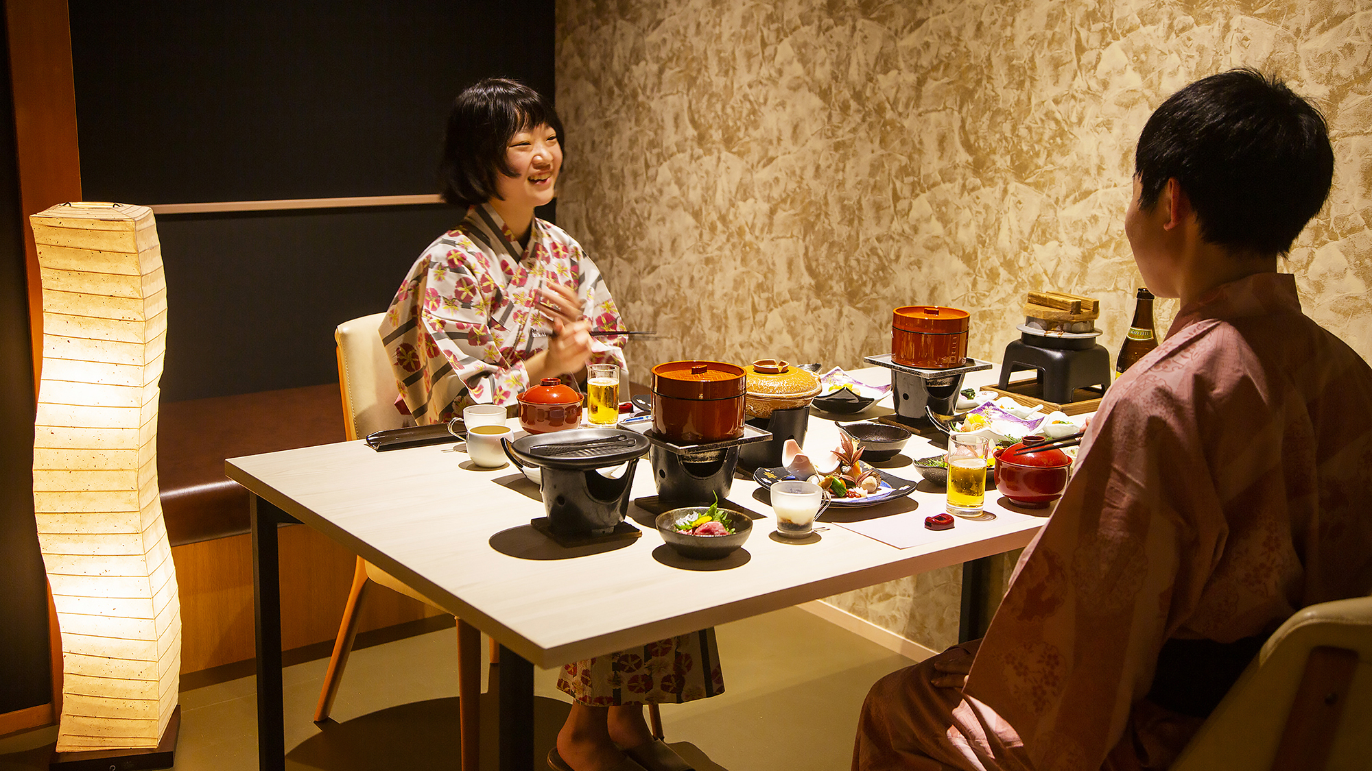 【半個室食事処】一日中ず～っと一緒の旅行なら、普段見れない表情も見れるかも&hellip;？