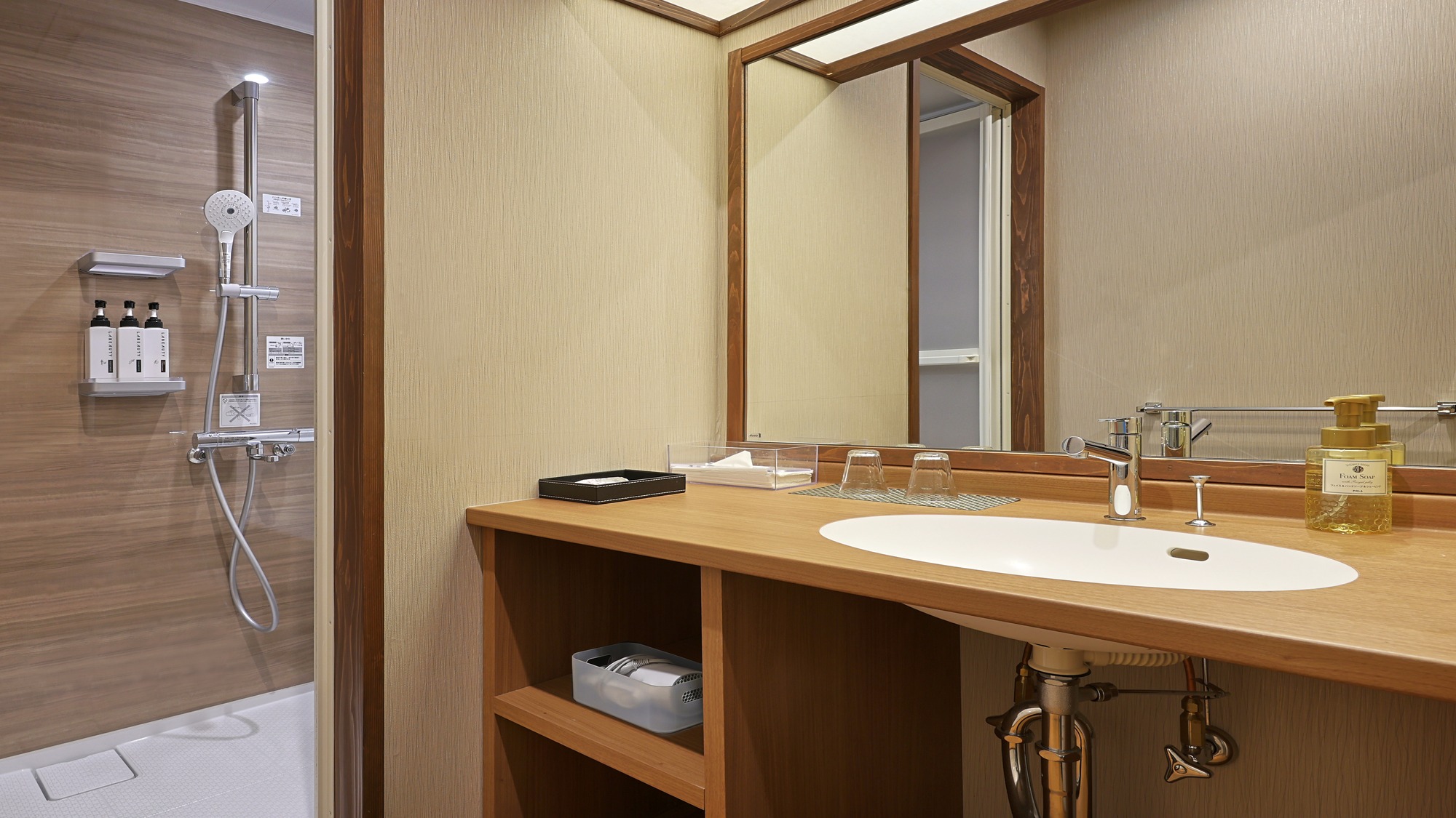 【102 瑠璃】モダン和洋室