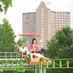 【遊園地】サイクルモノレール。高原の爽快感と緑の青さを楽しむことができるアトラクション