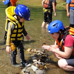 【アクティビティ】夏休み限定「ファミリー川下り体験」小さなお子様が楽しめる川遊びメニューです。