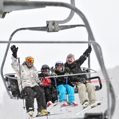 【ゲレンデ】家族でスキー。4人で並んでリフトに乗っちゃう♪ちょっと憧れです。