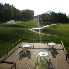 【ゴルフ場】リバーウッド/テラス席。爽快プレイの後にはのんびり景色を眺めながらのお食事も楽しめます。