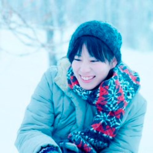 【滞在】雪に微笑む。冷たいけど柔らかな雪の感触にホッと癒される瞬間、なぜか笑顔になります。