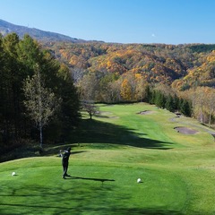 【ゴルフ場】秋のルスツリゾートゴルフ72。彩る木々と芝生のコントラストが美しい秋のゴルフ
