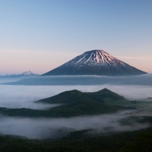 【羊蹄パノラマテラス】雲海に浮かぶ山々