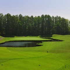 【ゴルフ】いずみかわコース6番ホール。池に囲まれた美しいショートホール。