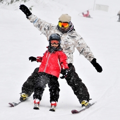 【ゲレンデ】親子でスキー★こどももはしゃぐ！おとなもはしゃぐ！フワフワ雪はスキーが上手くなります！