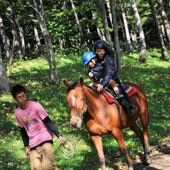 【アクティビティ】乗馬体験。緑の中を親子で乗馬。心も思い出も贅沢です。