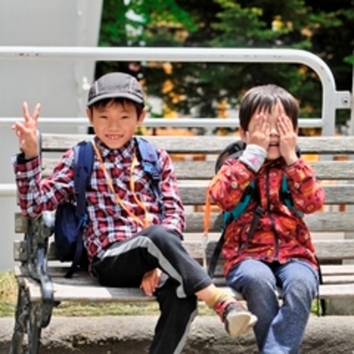 【遊園地】お兄ちゃんは満面の笑みでピースサイン！僕はカメラに向かって・・・いないいない〜・・・カシャ