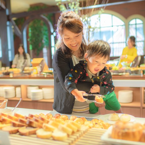 【朝食ブッフェ】ホテルメイドのパンコーナー　※オクトーバーフェストファミリーイメージ