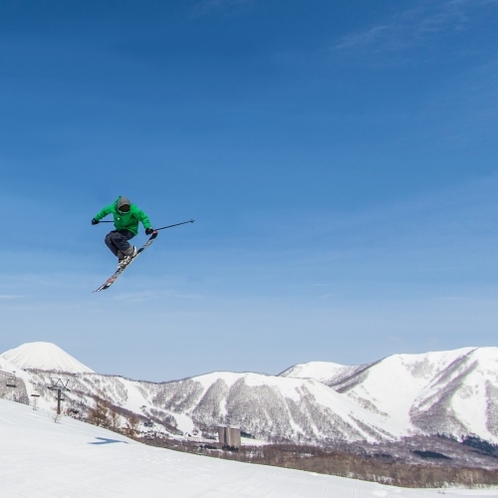 【ゲレンデ】青空バックにスキー！突き抜けるような青空の下で思いっきりジャンプ！