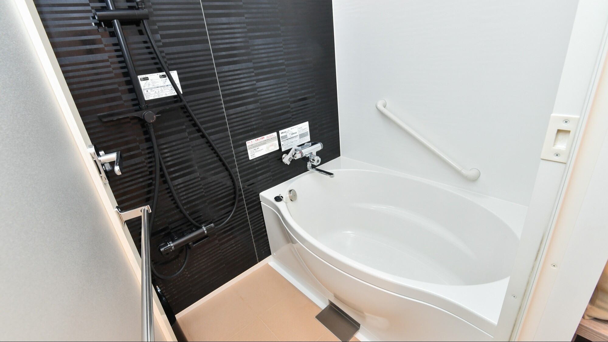 洗い場も広々快適です☆卵型の浴槽でごゆっくりお寛ぎいただけます♪