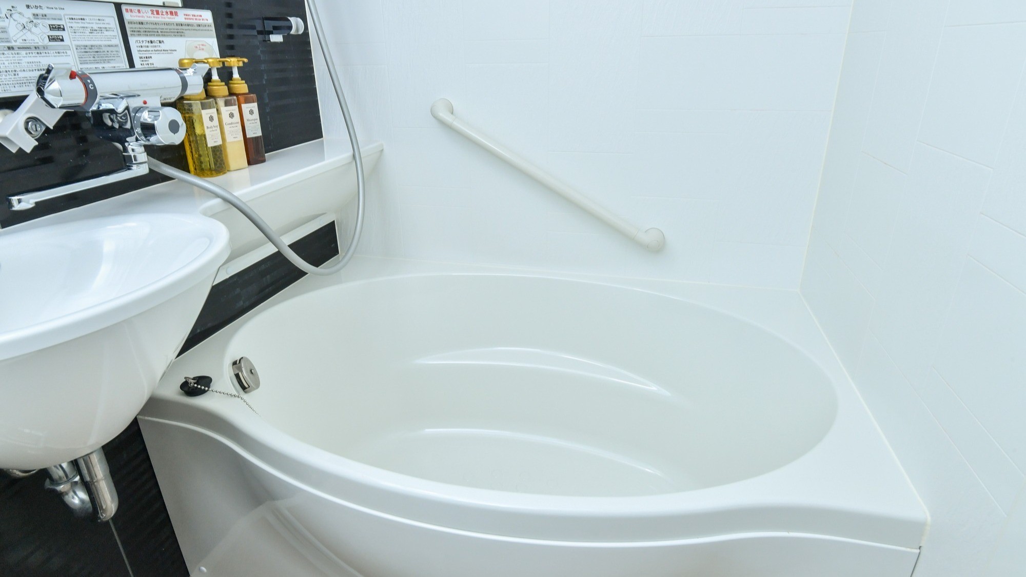 【スタンダードルーム、デラックスルーム】ユニットバス　卵型の浴槽でごゆっくりお寛ぎいただけます♪