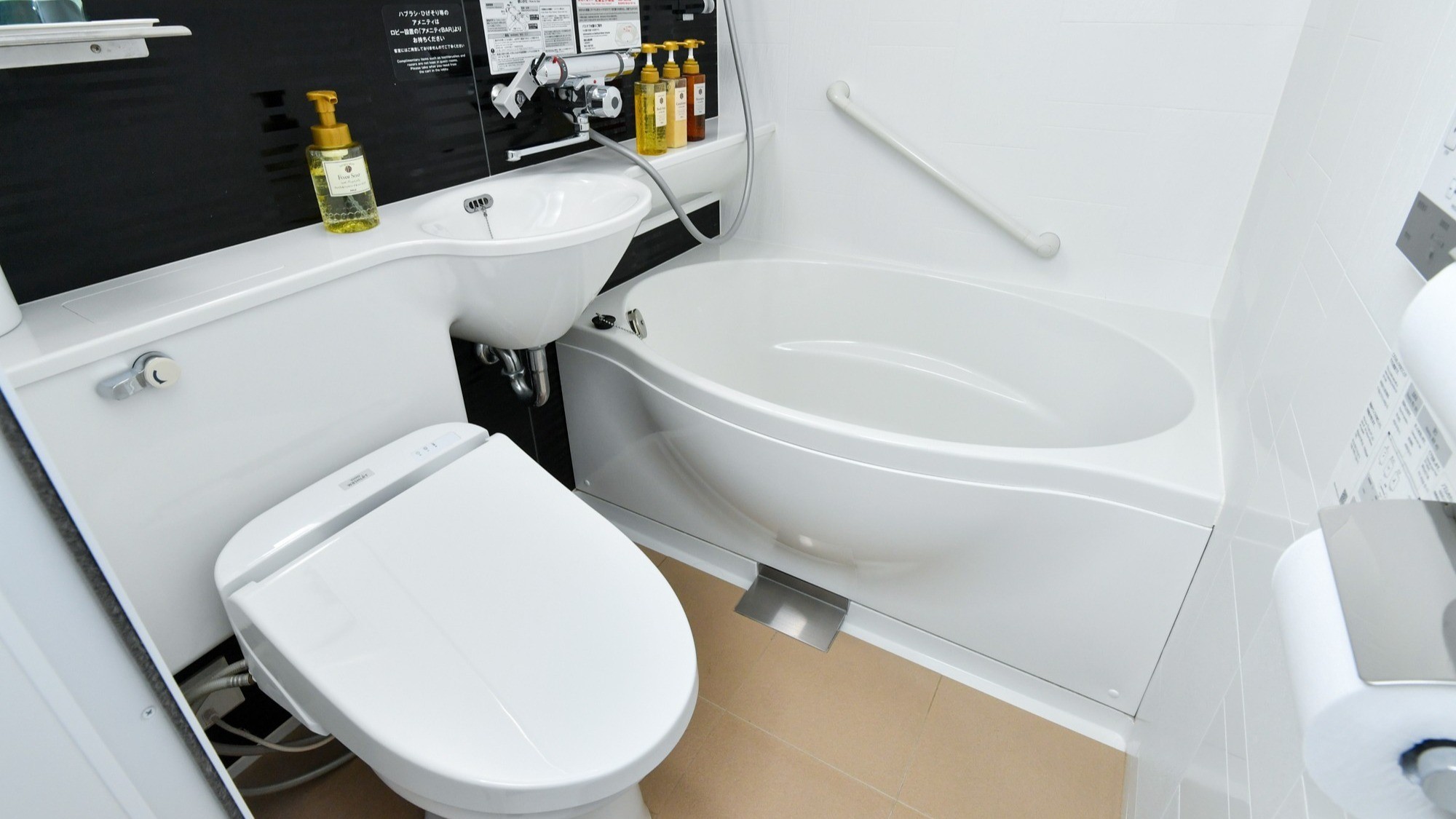 【スタンダードルーム、デラックスルーム】ユニットバス　卵型の浴槽でごゆっくりお寛ぎいただけます♪