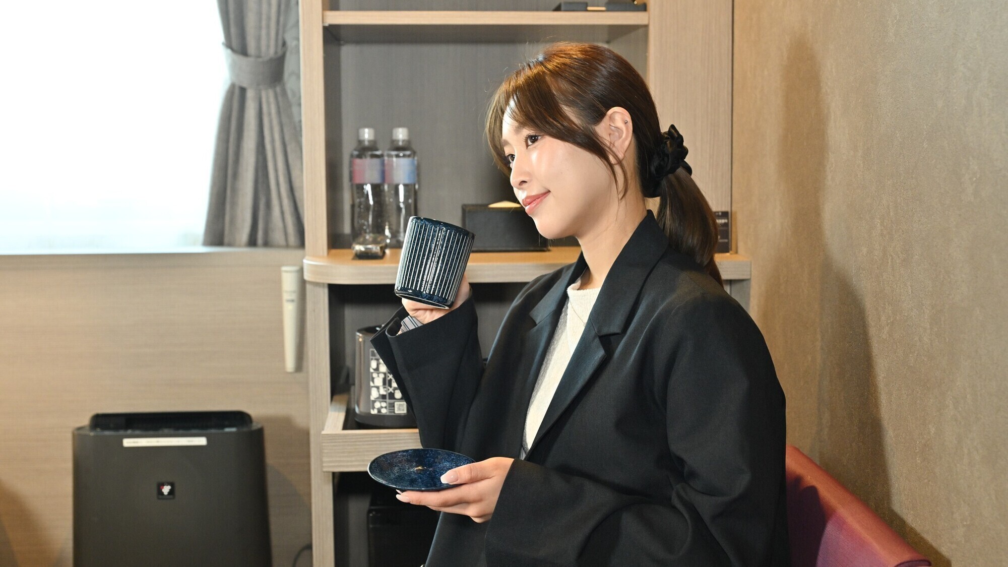 【ツインルーム】ソファーで飲み物を飲みながら、少し作業などいかがでしょう？
