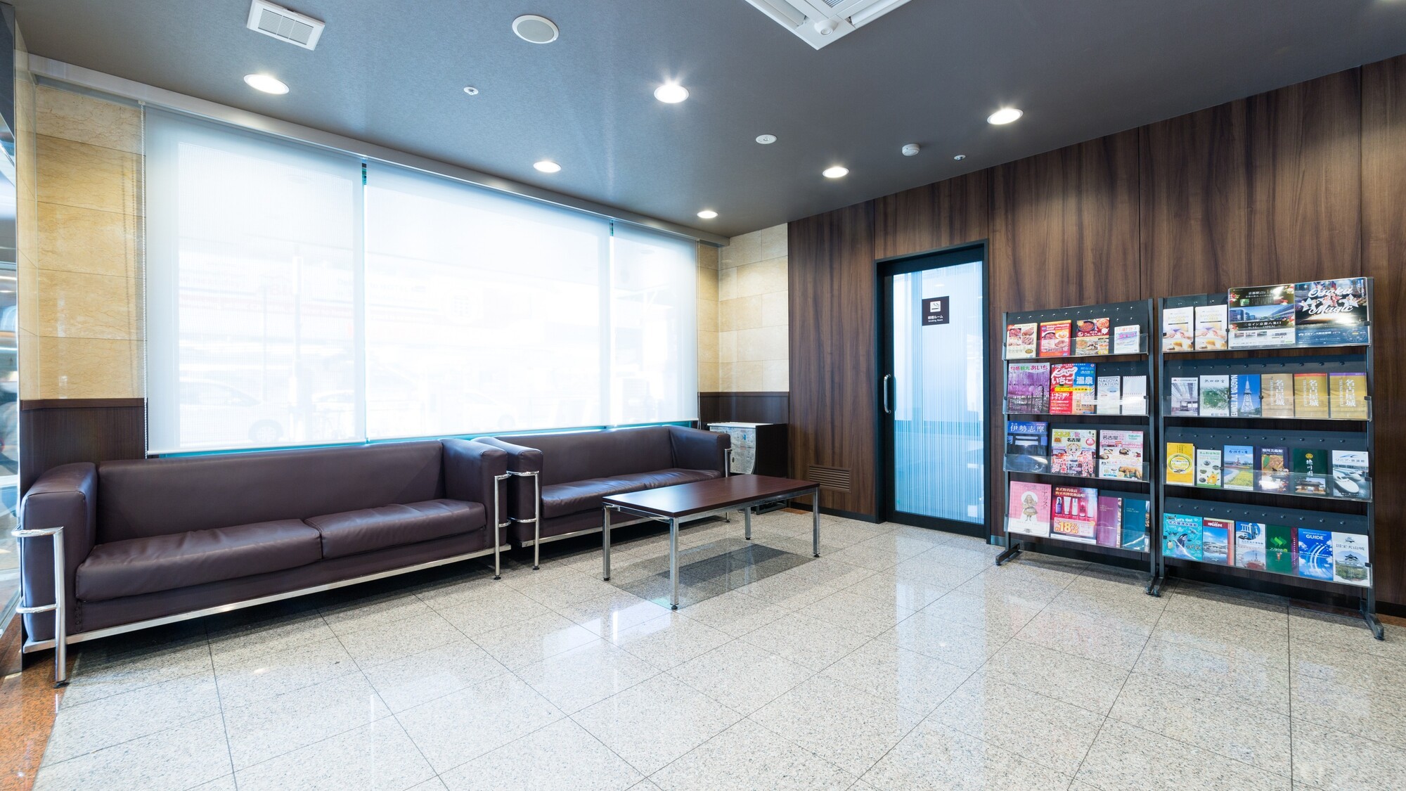 ロビー　観光地のパンフレッドなどご用意しております。
