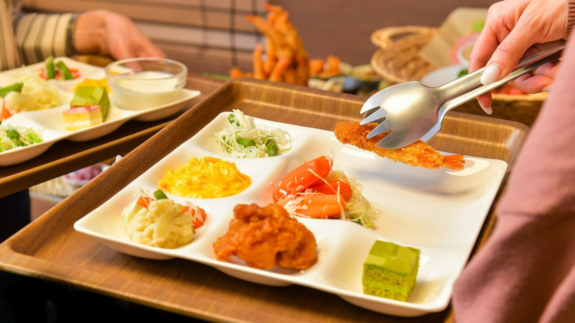 1日の元気は朝食から！和洋メニューやご当地飯など、バラエティ豊かに取り揃えております