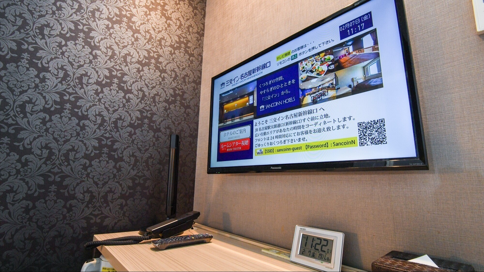 スタンドルームデスク　PC作業やメイクアップなどにご活用いただけるデスクです。