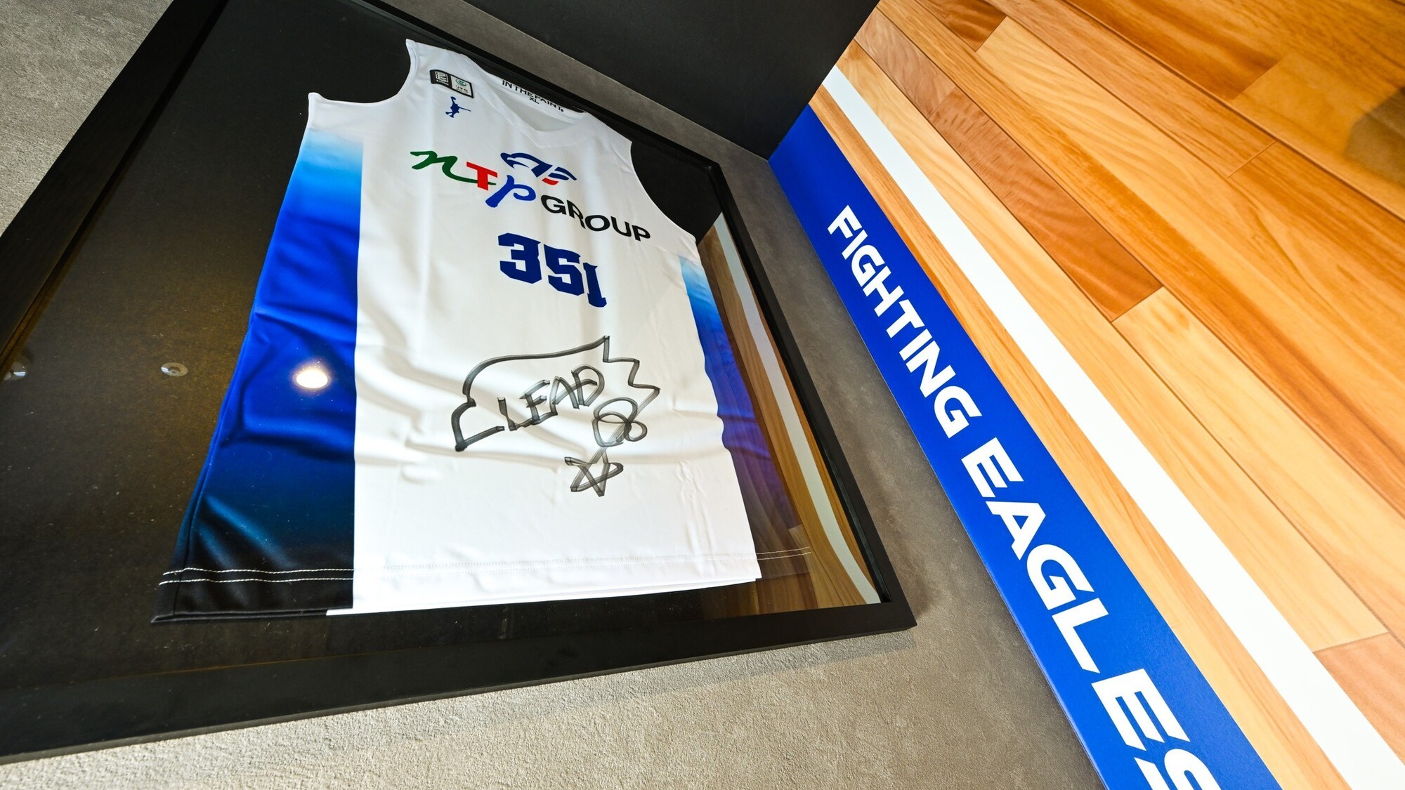 【FE名古屋プレミアムルーム】リード君のサイン入りオリジナルユニフォームです♪