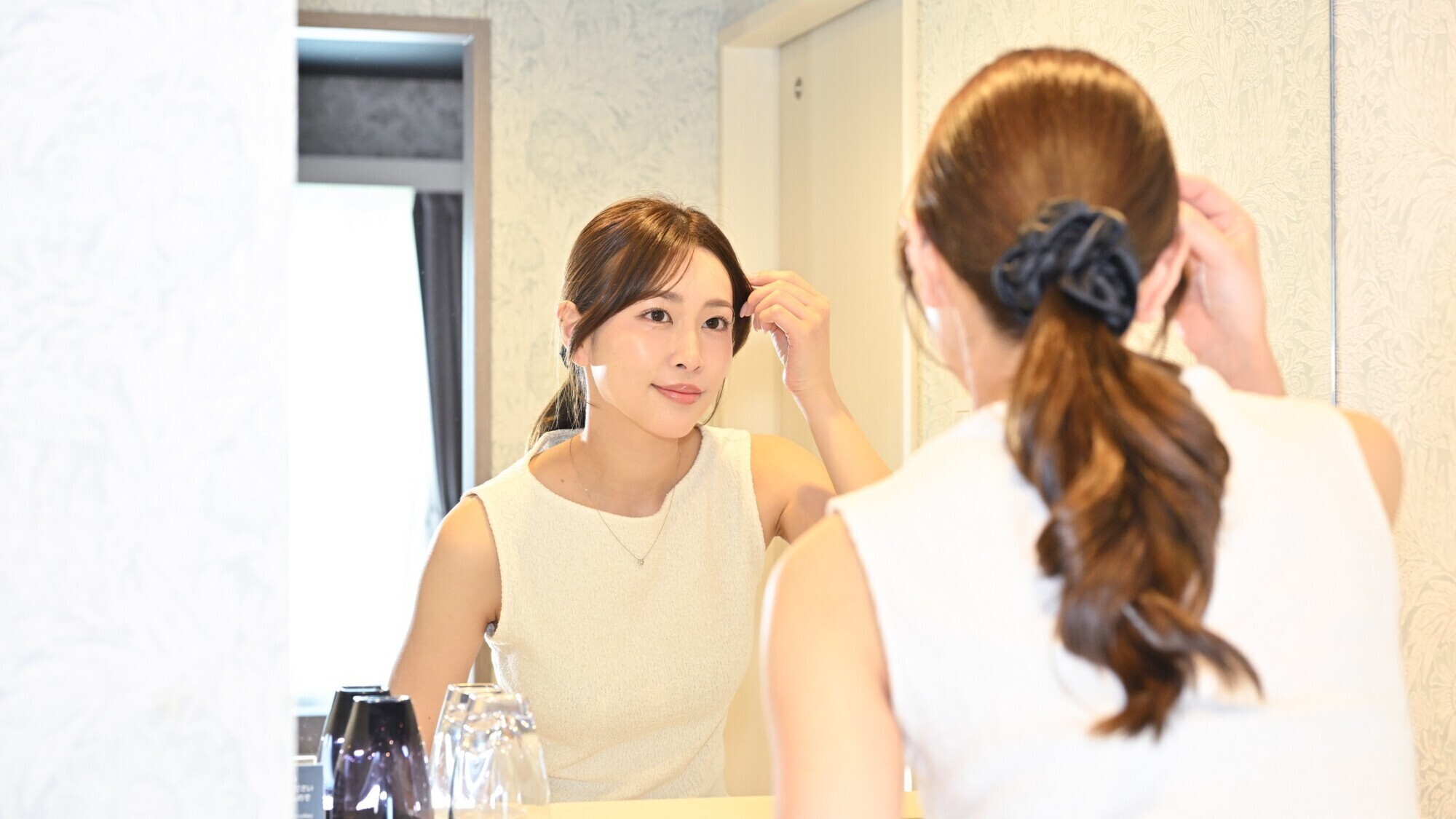 【デラックスルーム】洗面台の鏡は大きくてメイクもしやすいです。