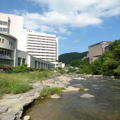 二見公園　川際からの外観