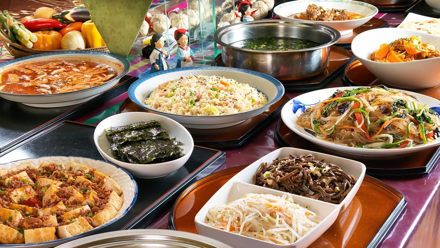 【夕食バイキング】韓国料理コーナーにはバラエティ豊かなメニューが並びます