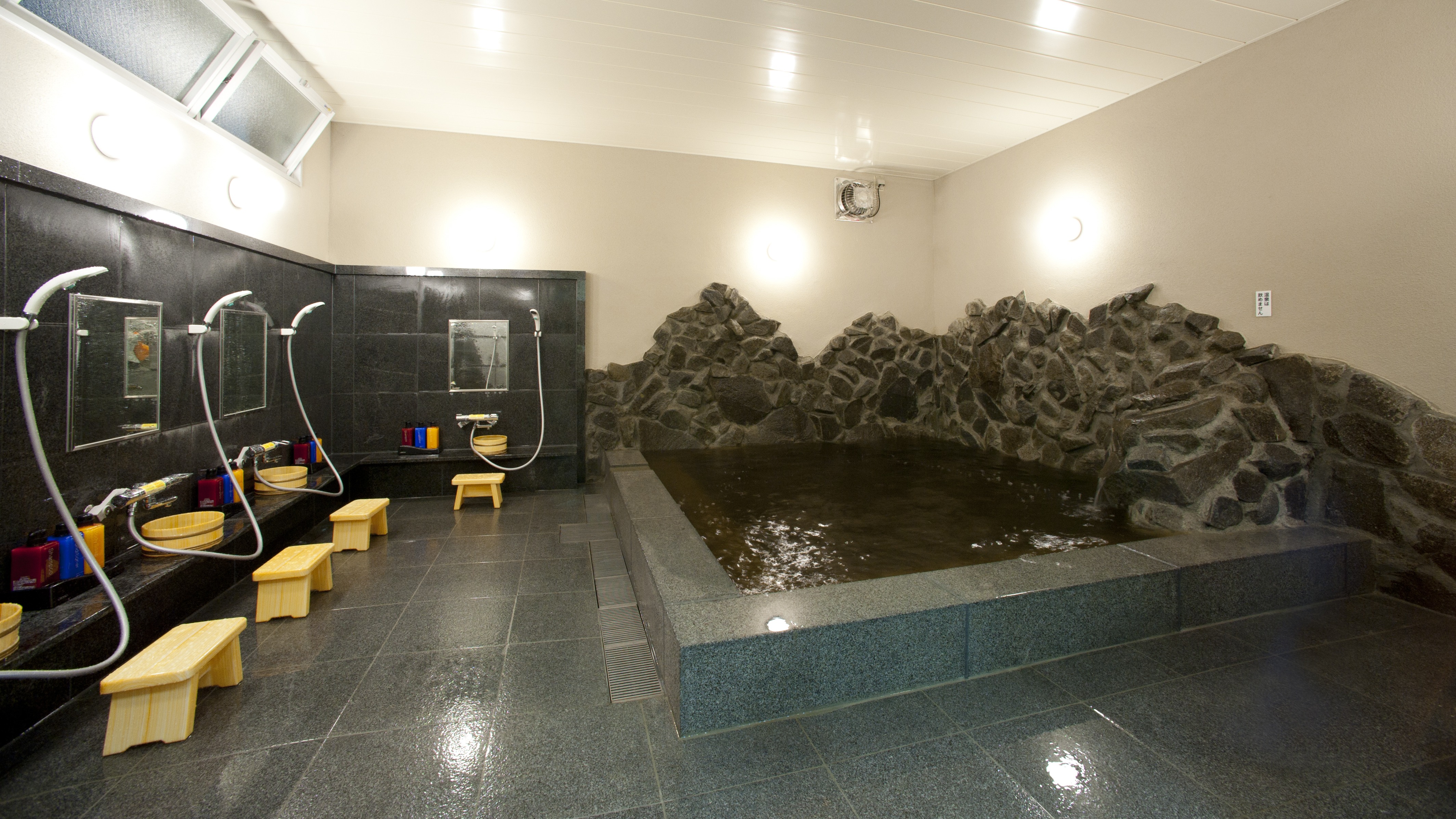 当館の温泉はメタケイ酸豊富な褐色のモール泉です。そこまで大きくなくサウナなどもございませんが、地域の方にも多数ご利用いただいております。 モール泉とは・・・植物が堆積してできた「亜炭層」を通過して湧き出る、植物性有機物を多く含む温泉です。肌がすべすべになる「美人湯」などともいわれています。