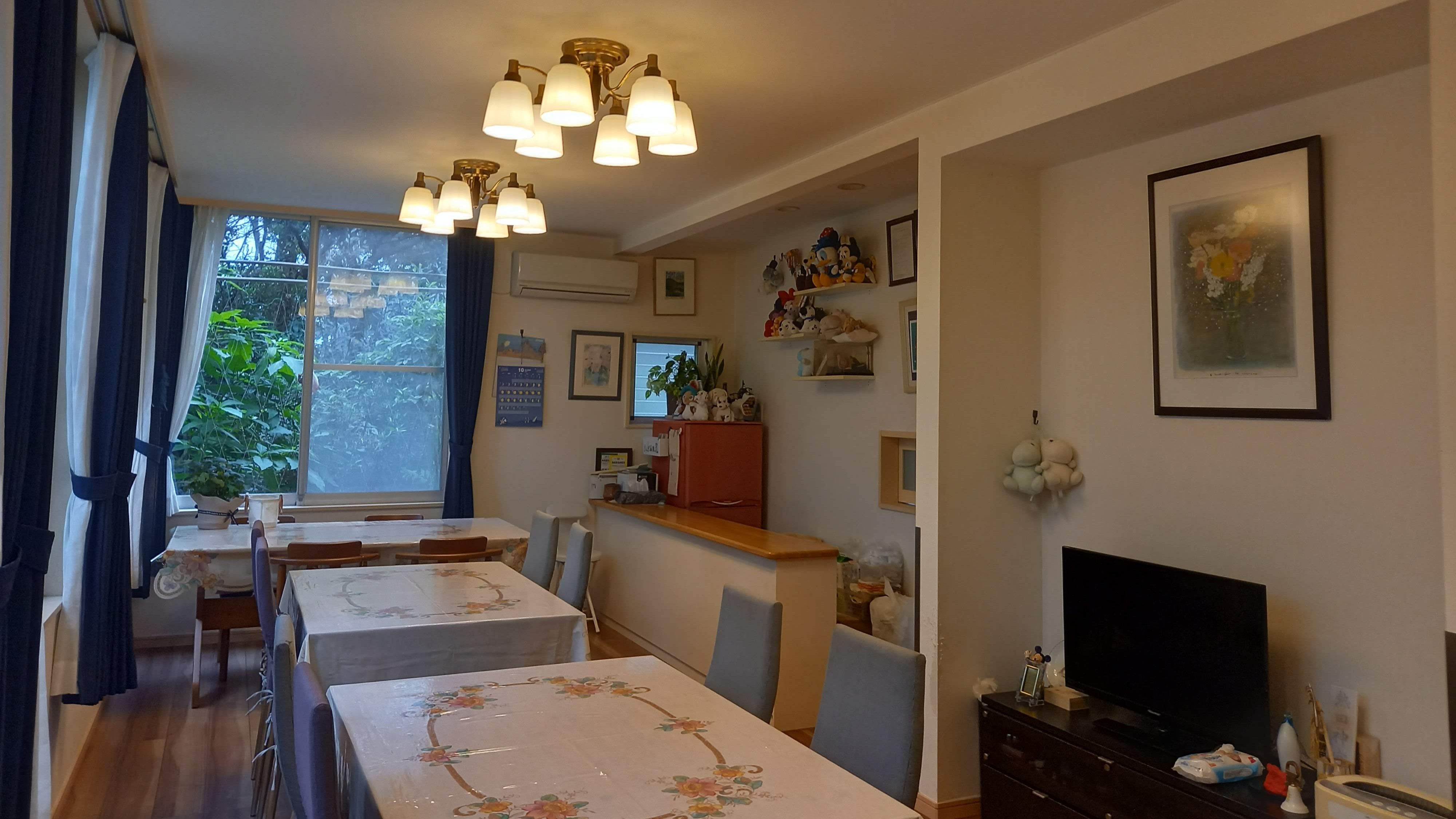 *【食堂】暖かな光に包まれた穏やかな空間でお食事を。 