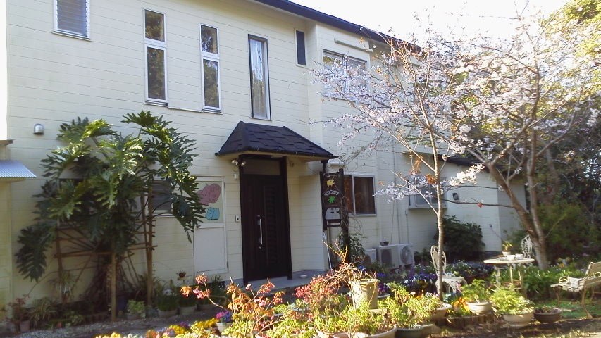 *【外観】庭の緑と花々が引き立つ爽やかな外観。