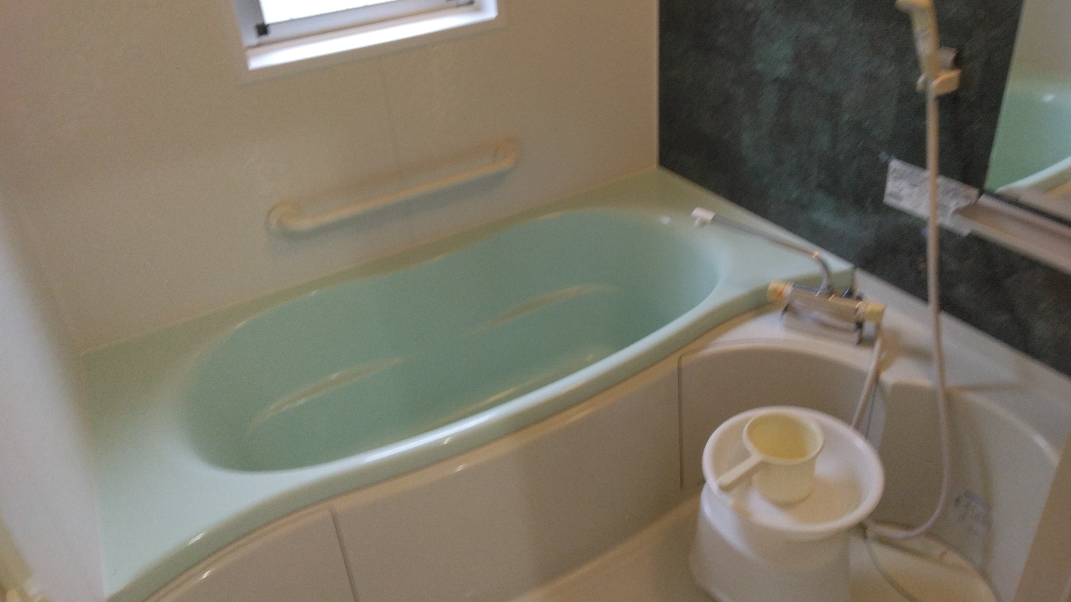 *【浴室】清潔で落ち着いた雰囲気が快適な入浴時間を提供。