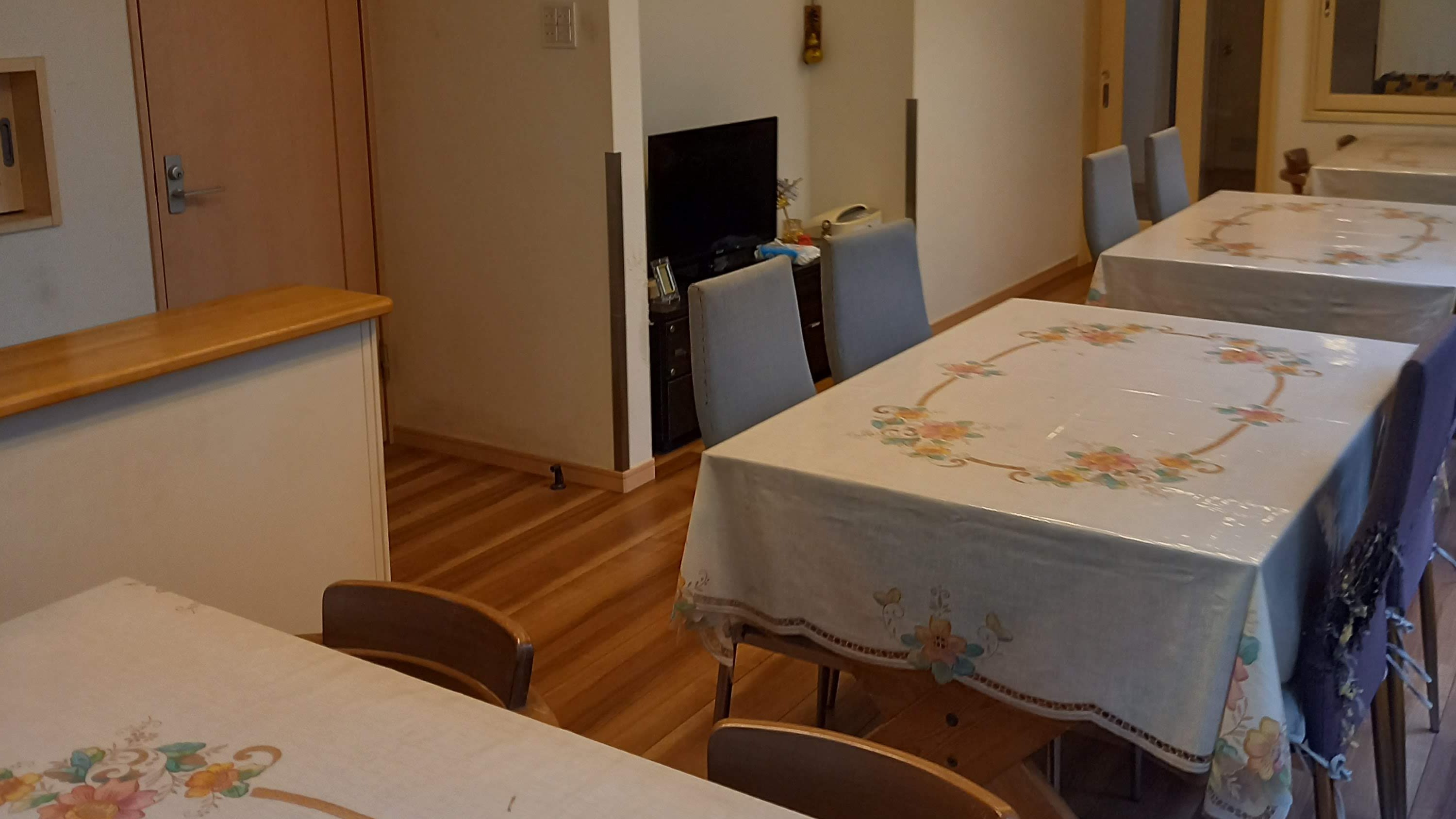 *【食堂】アットホームな雰囲気で食事を楽しめる空間。