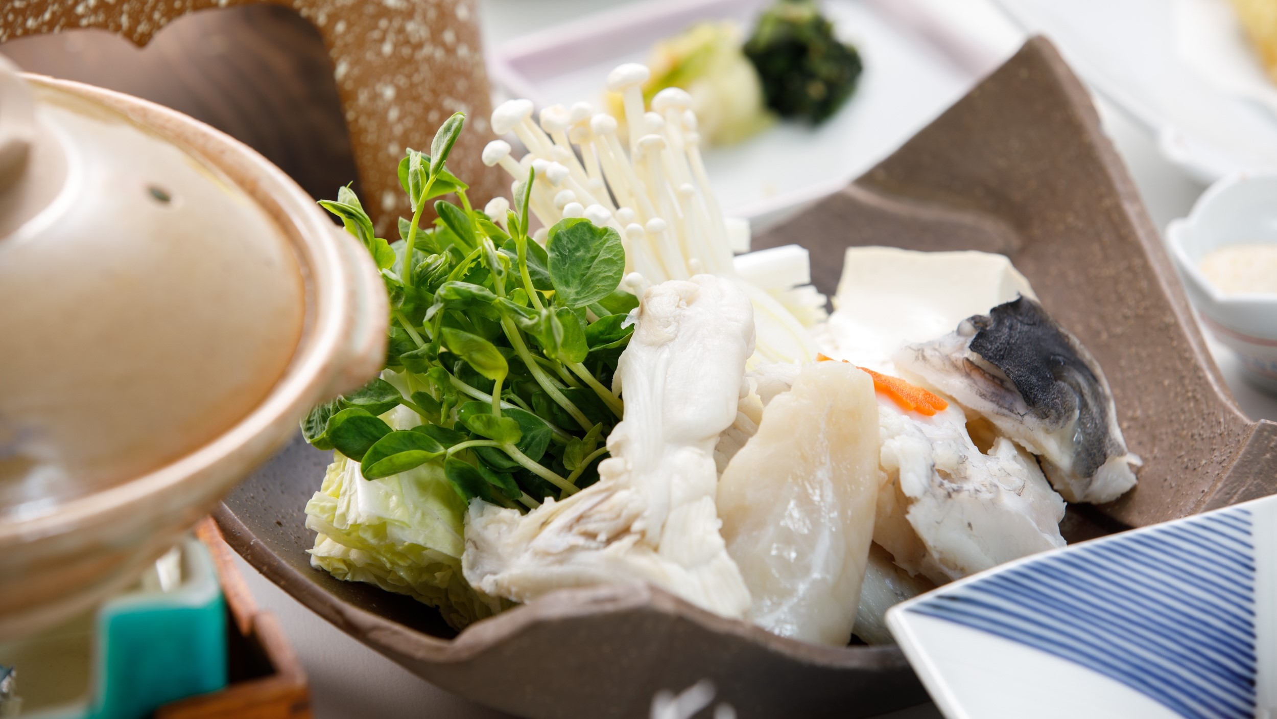 【ご当地グルメ・夏みかん香る長州どりの和風ステーキ】お刺身三種とほっこりふくちり鍋も！