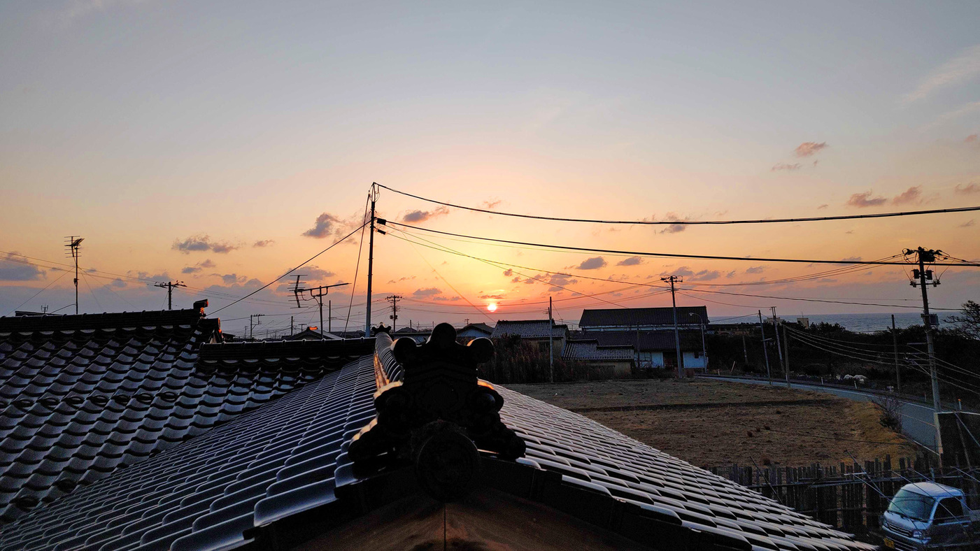 【素泊まり】絶景の夕日と漁火の宿◆高台にたたずむ民宿で気軽に佐渡観光を