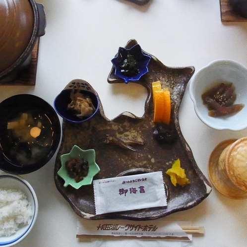 【朝食】青森の形の陶器皿