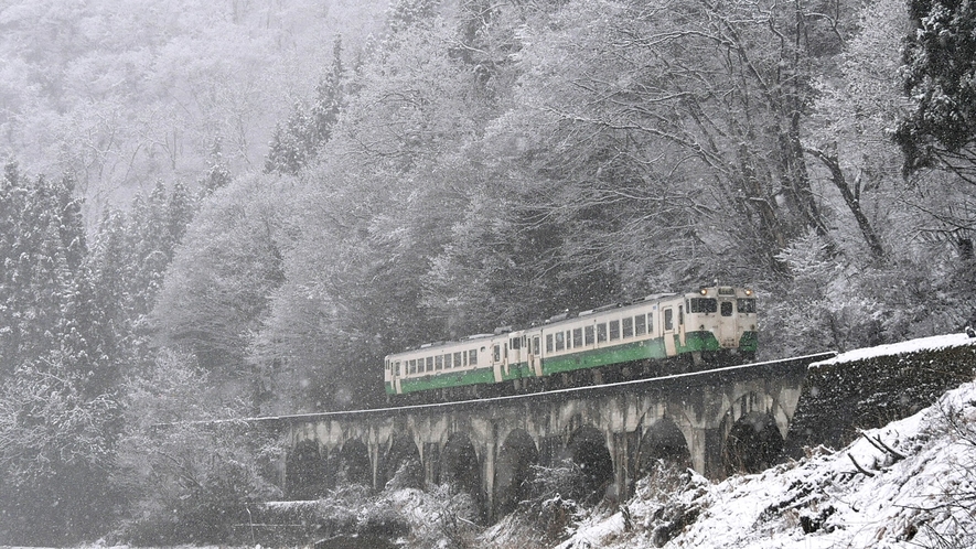 *【JR只見線】冬　銀世界のなかを走り抜ける列車。