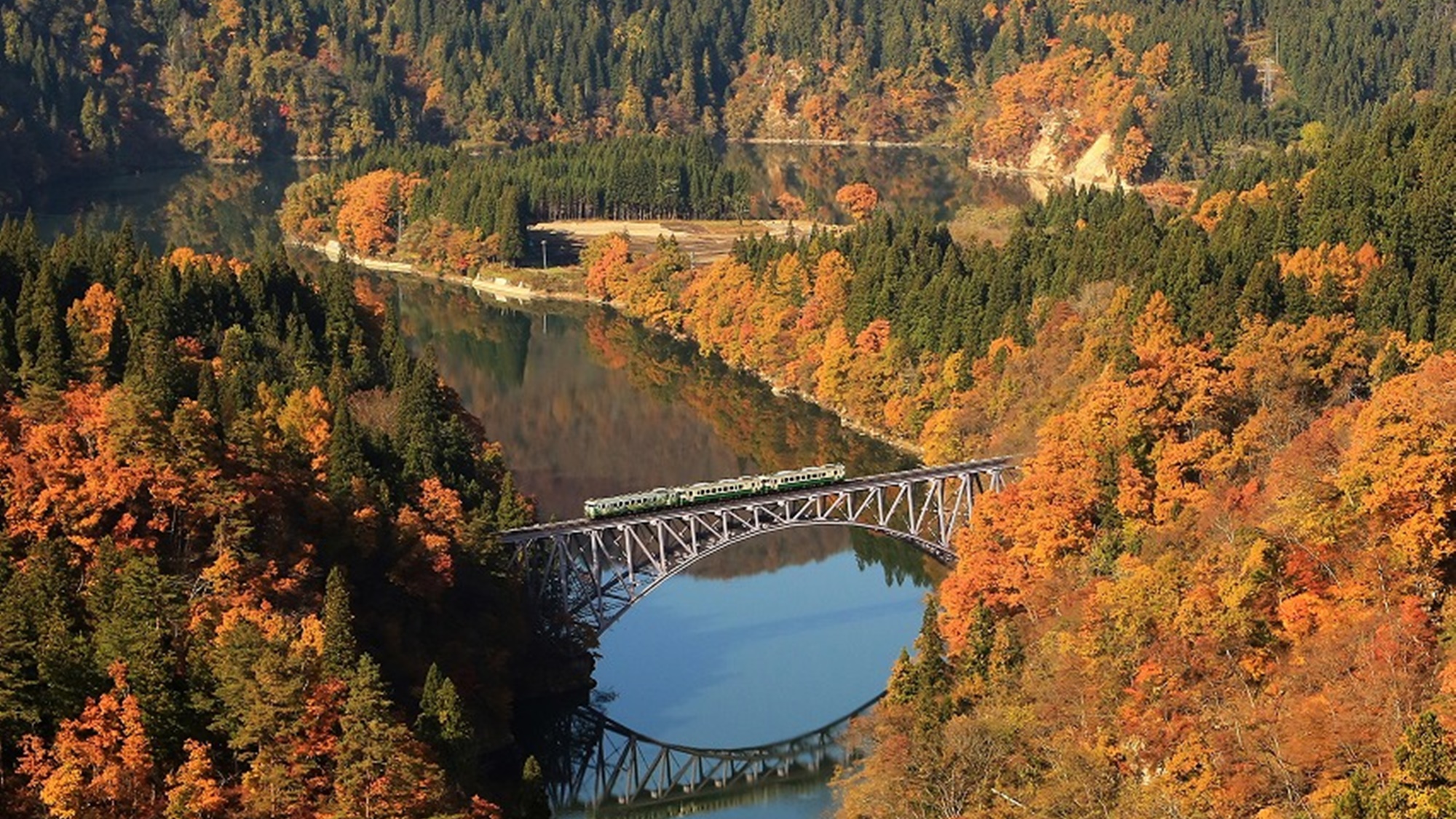 *【只見線】紅葉に彩られた只見線第一橋梁。秋限定の絶景をお見逃し無く。
