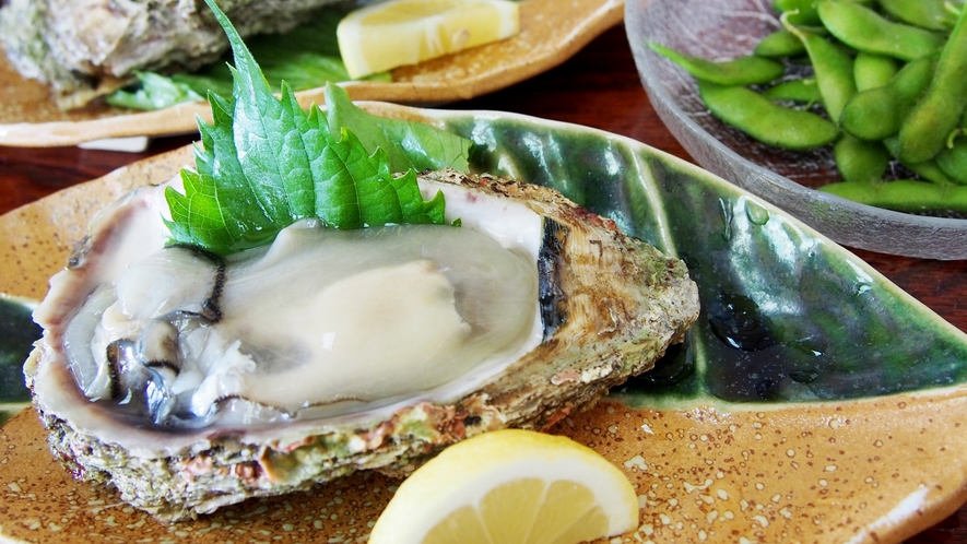 *【夕食一例】天然の岩牡蠣。夏だけの特別プランでご用意。