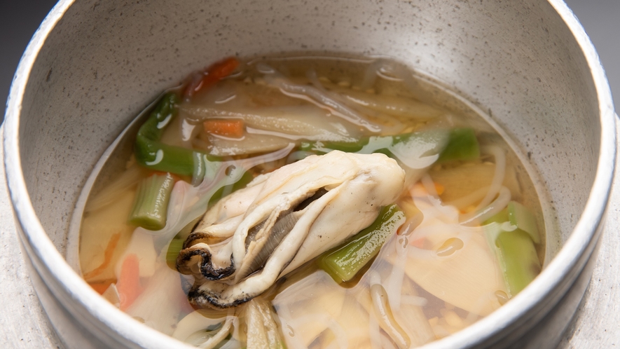 *【夕食一例／牡蠣の釜飯】大ぶりの牡蠣を贅沢にも秋田県産米で釜飯に。