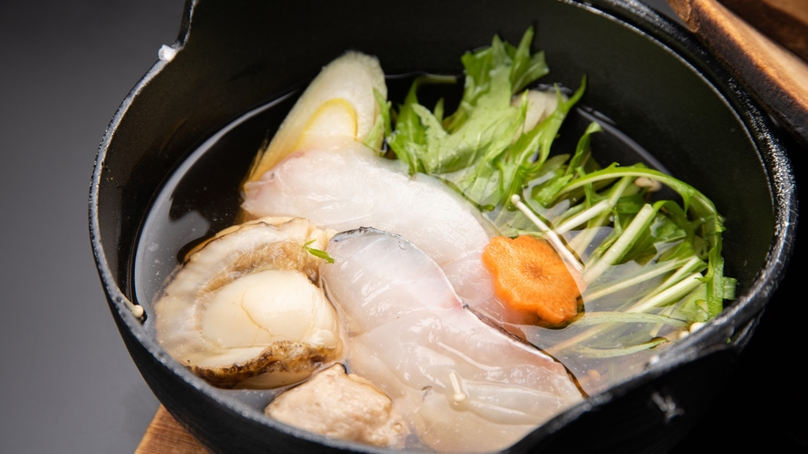 *【夕食一例／海鮮鍋】新鮮な白身魚や貝などの出汁が美味しい鍋料理。