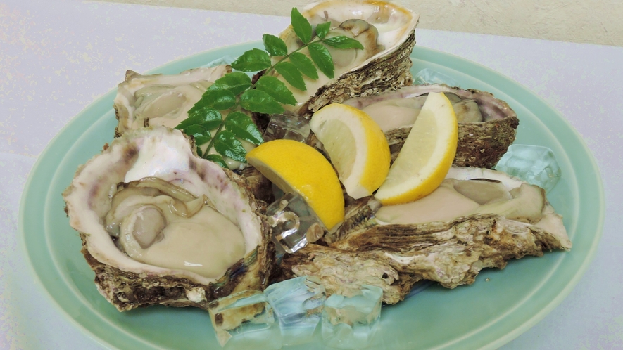 *【夕食一例】天然の岩牡蠣。夏だけの特別プランでご用意。