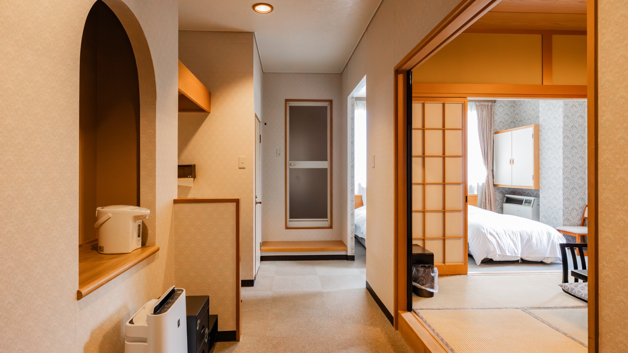 【2階】和洋室(和室8畳+ツインルーム)ユニットバス付