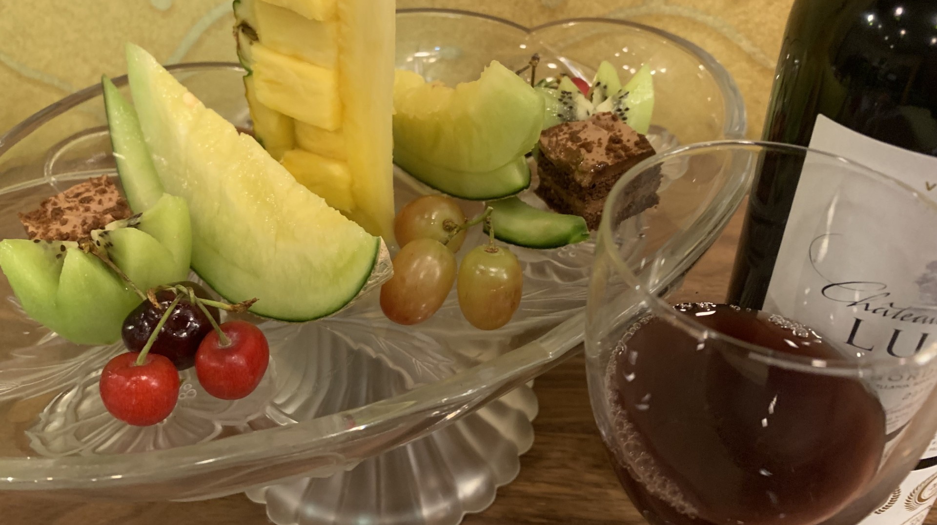 【最上級のおもてなしプランの特典】フランス産赤ワイン＆ワインに合うおつまみをお部屋にご用意♪
