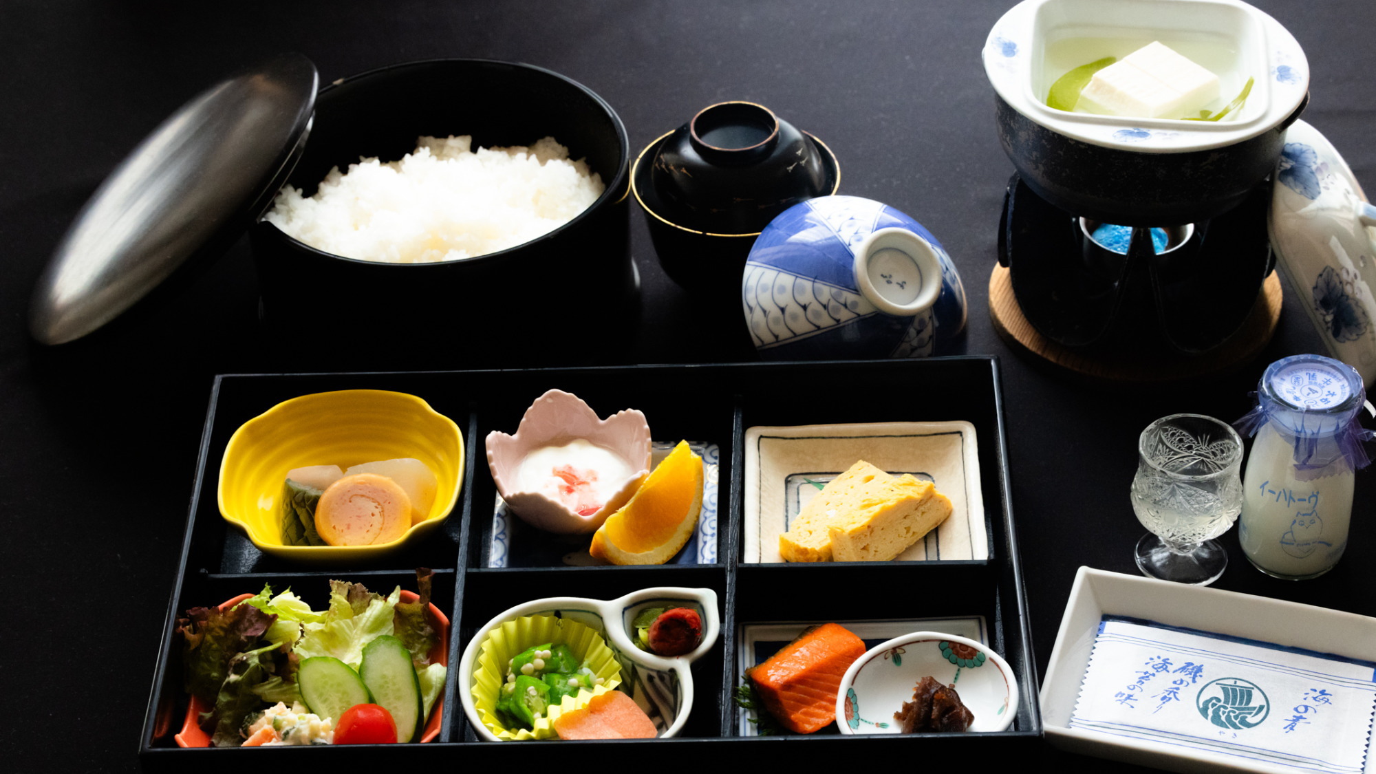 【ご朝食】地元食材を使った和朝食をご用意します。地元の新鮮でおいしい大石牛乳もございます。