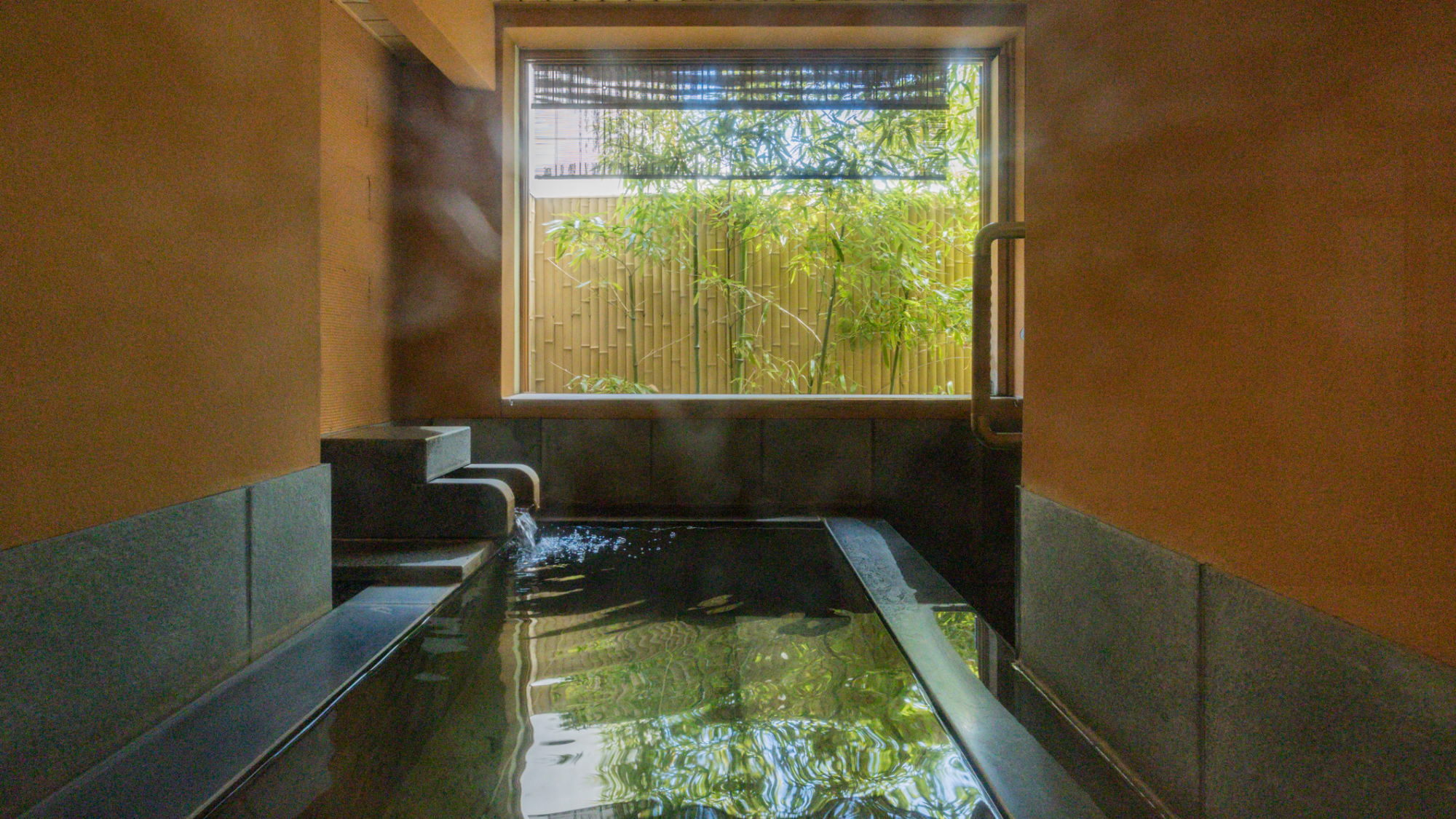 【２階・花霞（はながすみ）】温泉半露天風呂＆ダイニング付和洋スイート