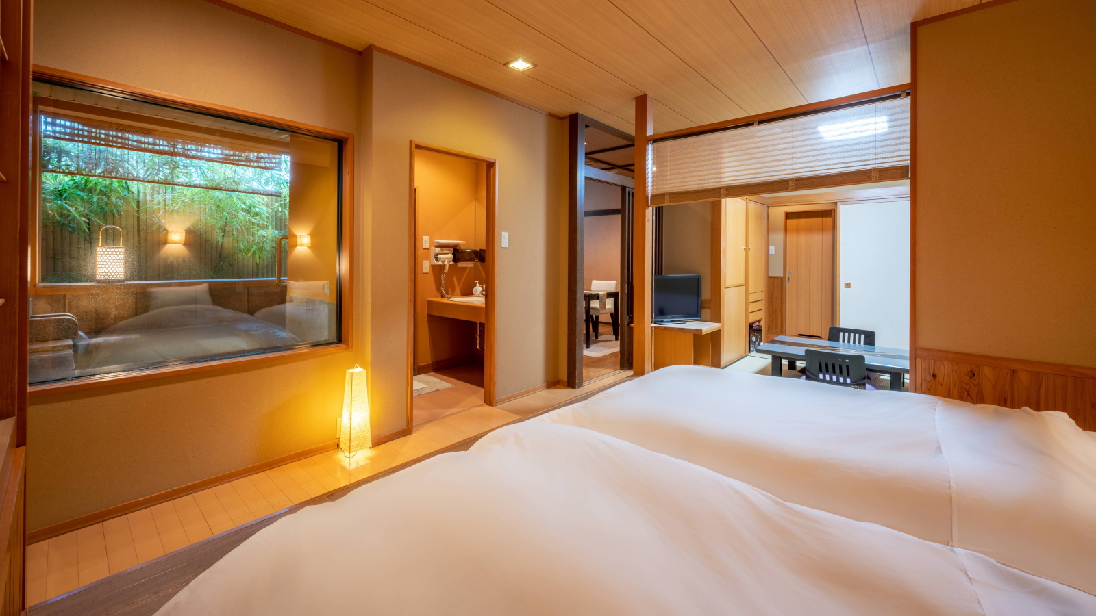 【２階・花霞（はながすみ）】温泉半露天風呂＆ダイニング付和洋スイート