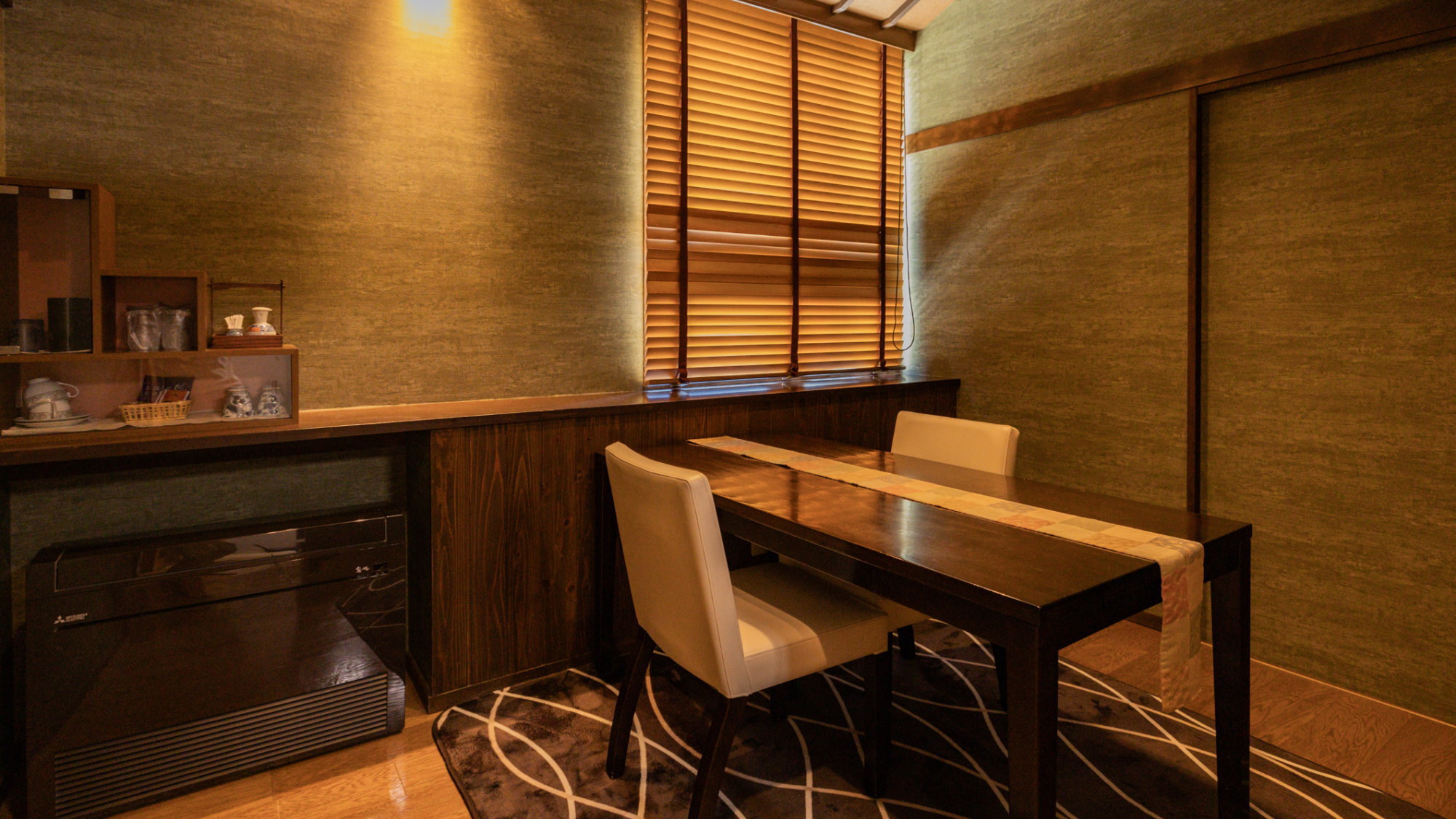 【２階・花霞（はながすみ）】温泉半露天風呂＆ダイニング付和洋スイート