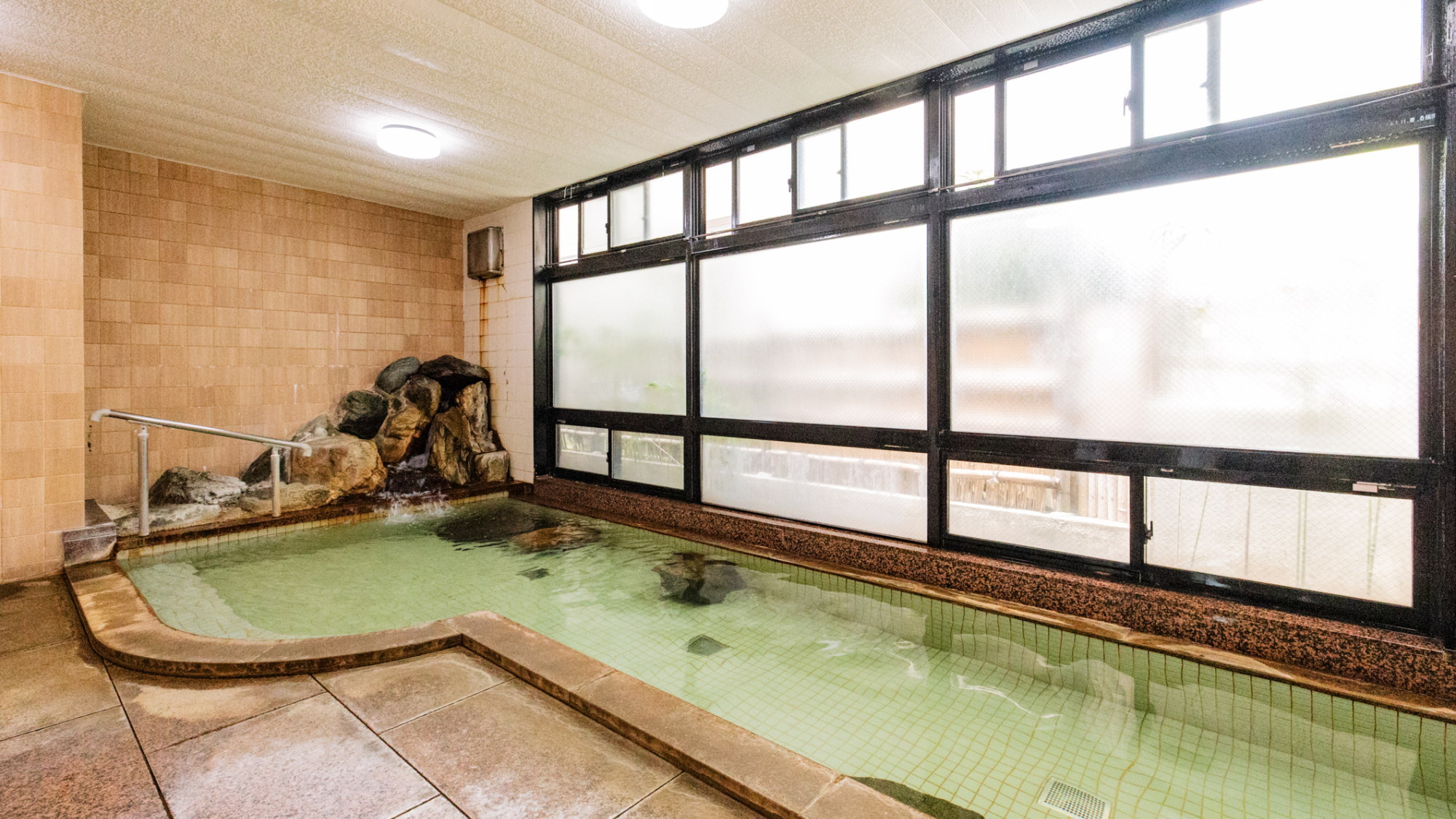 【大浴場・剣の湯】花巻の良質な温泉がこんこんと流れる（男女別・時間入れ替え制）
