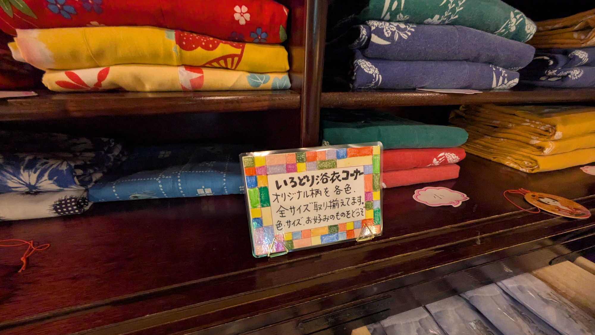  女性のお客様には色鮮やかな色浴衣をお貸ししております。